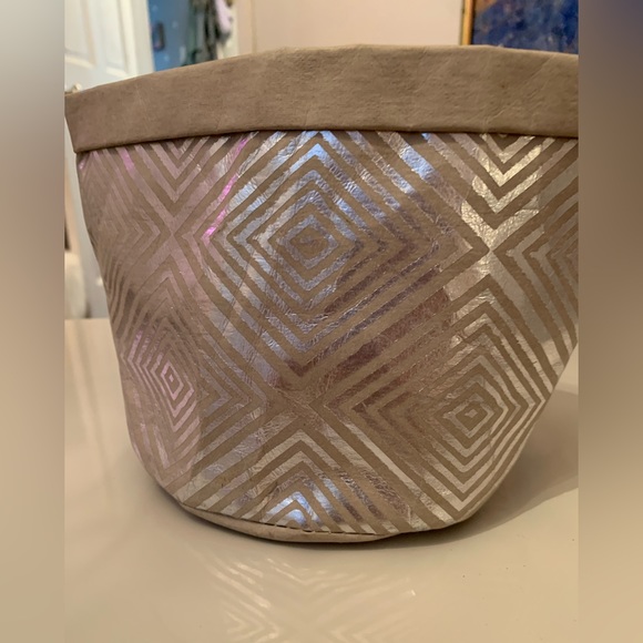 Basket. - Picture 1 of 1